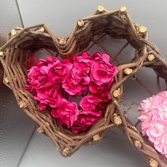 Grapevine triple heart Valentine wreath with paper hearts decor - Picture 4 of 9